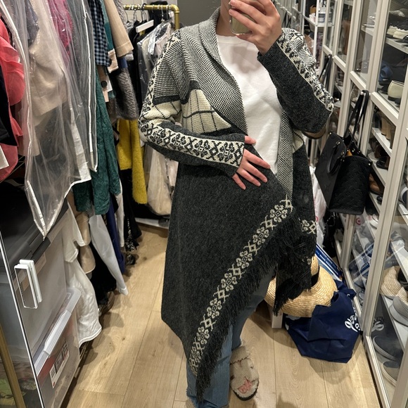 Six crisp days, grey patterned frindge open cardigan. Size xs/s NEW - Picture 10 of 13